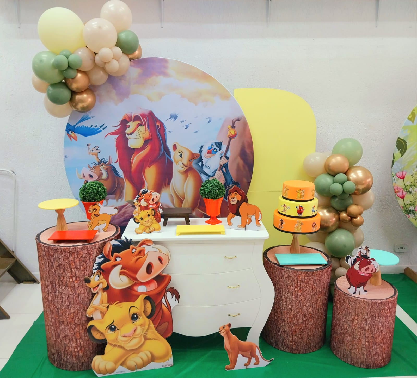 decoração rei leão simples versus luxo qual escolher