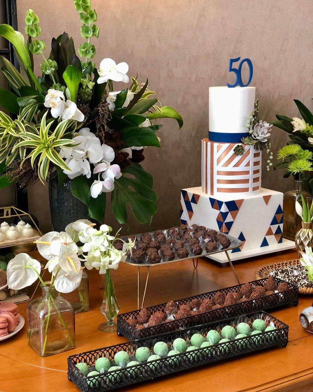 decoração festa 50 anos masculino simples versus luxuosa