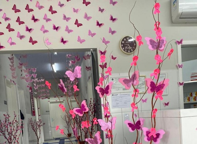 decoracao outubro rosa ubs simples versus elaborada