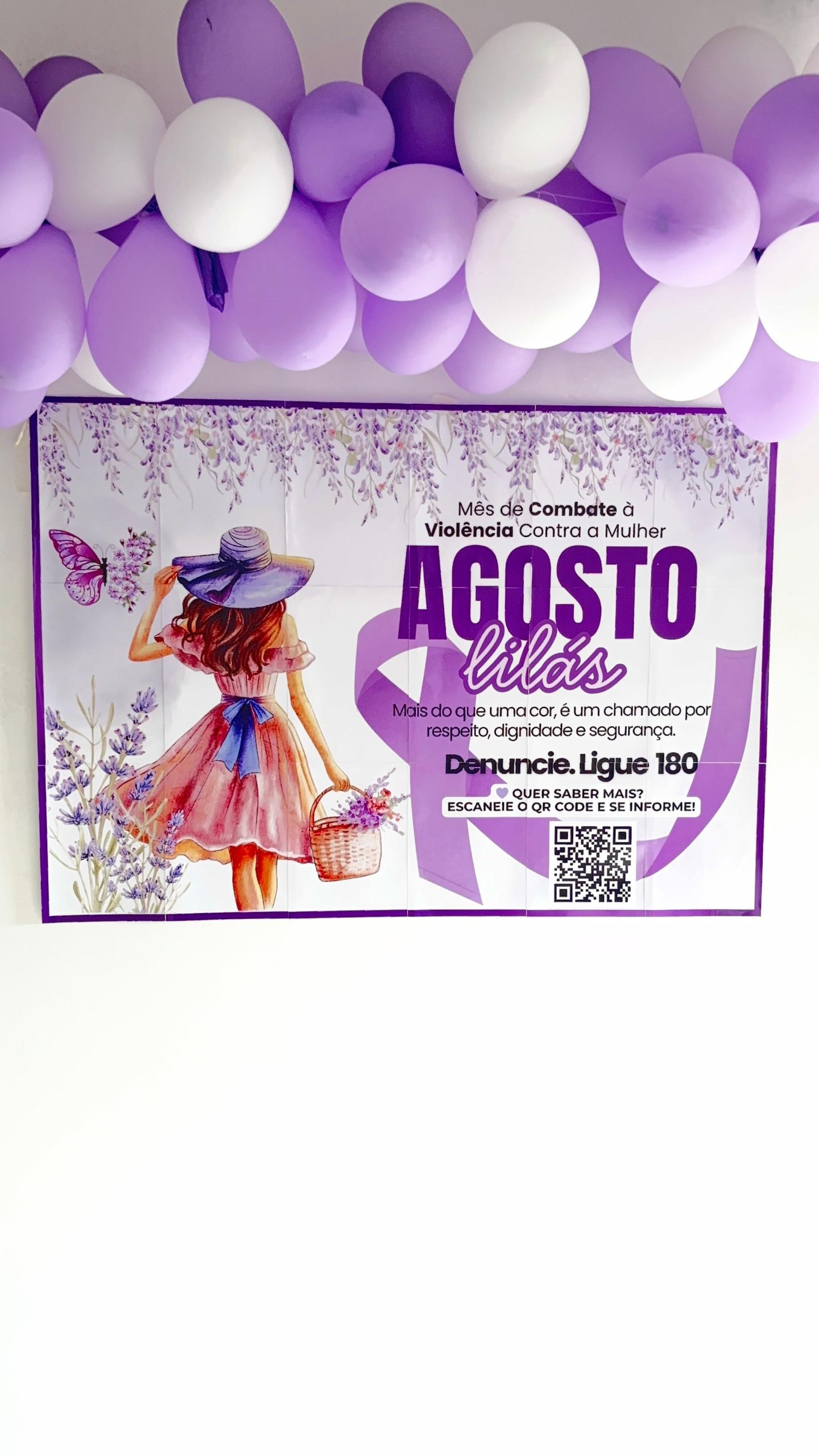 painel agosto lilas tecido ou papel qual melhor