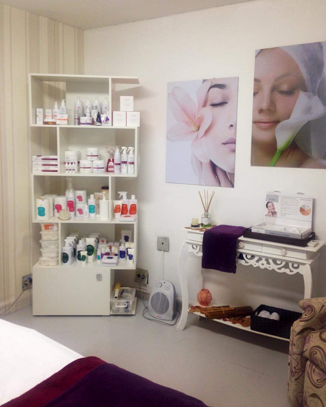 decoração sala estetica clean minimalista vs biofilica