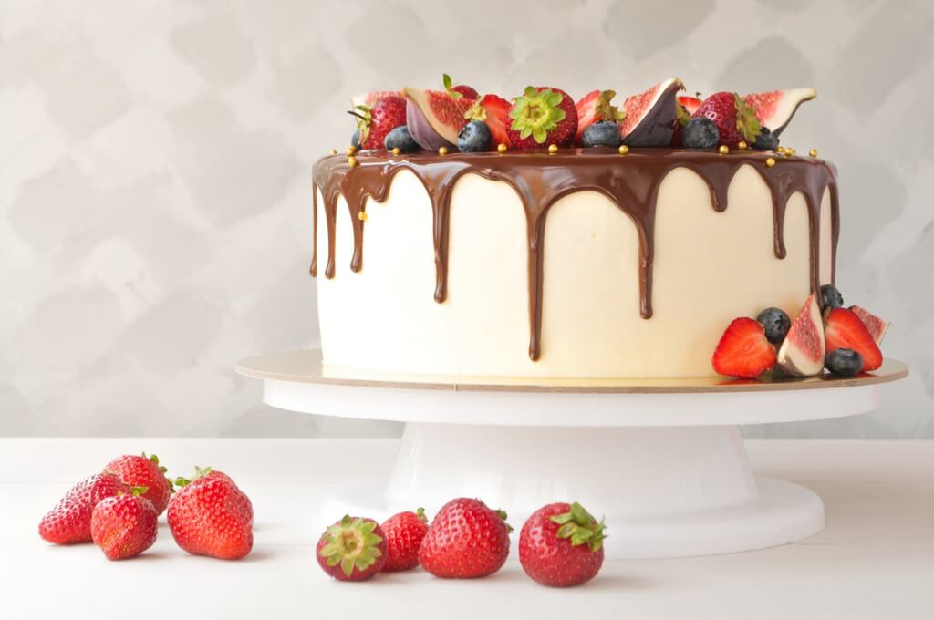 como decorar bolo de aniversário simples gastando pouco