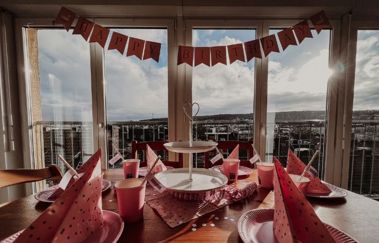 decoração festa idoso simples versus luxuosa