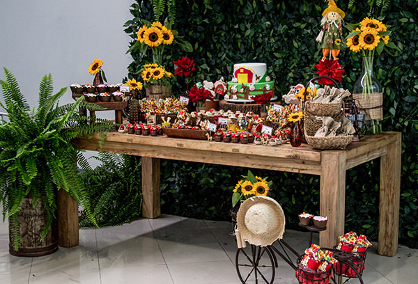 центр стола для фермерской вечеринки с ящиком