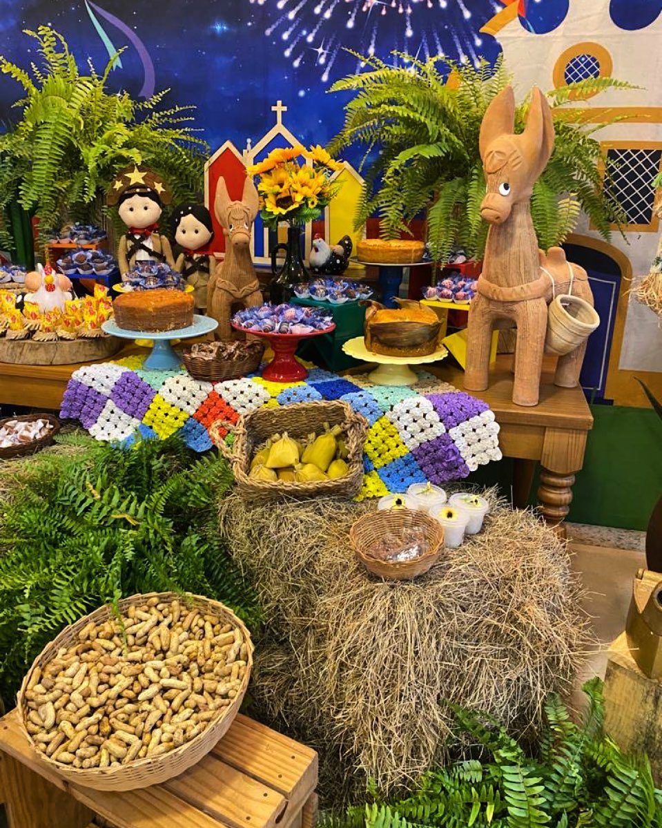 decoração festa junina simples versus luxuosa