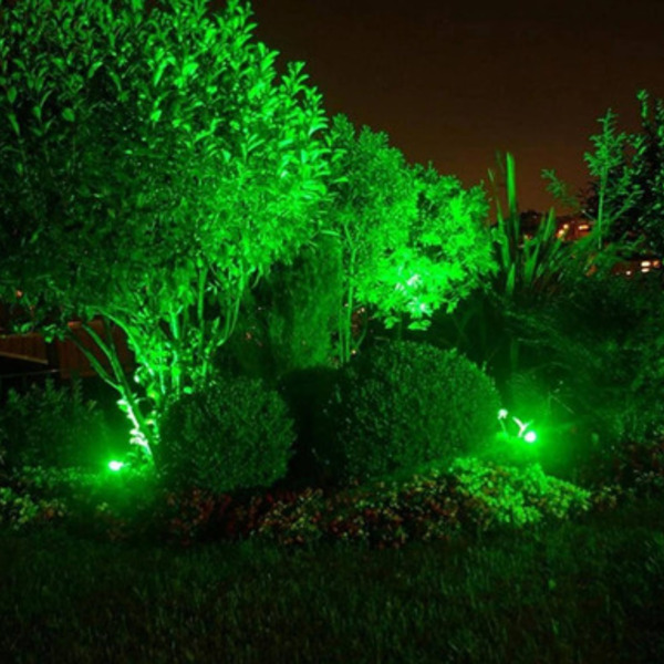 Iluminação de jardim com espetos de LED: destaque seu paisagismo