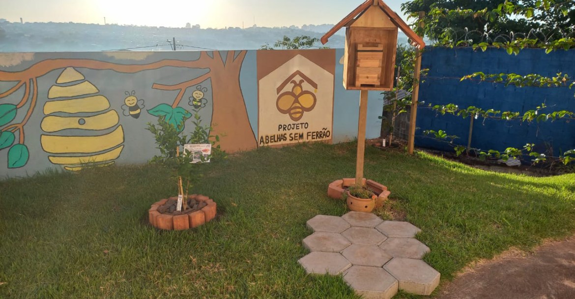 Criando um bebedouro seguro para abelhas