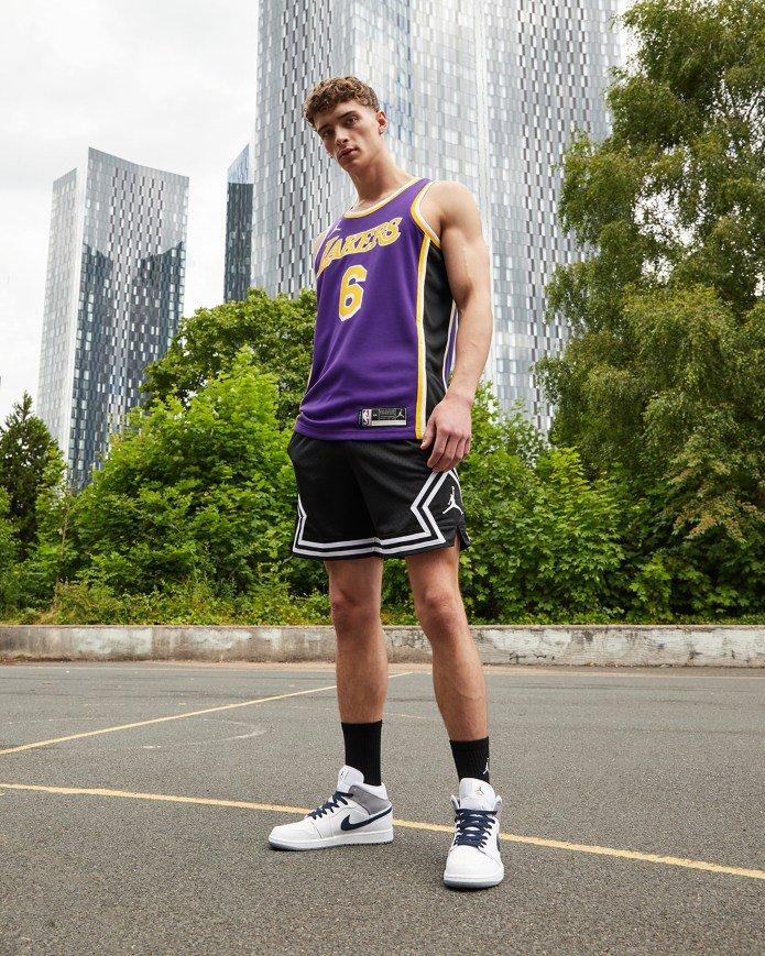 como combinar camisa basquete com calça jogger