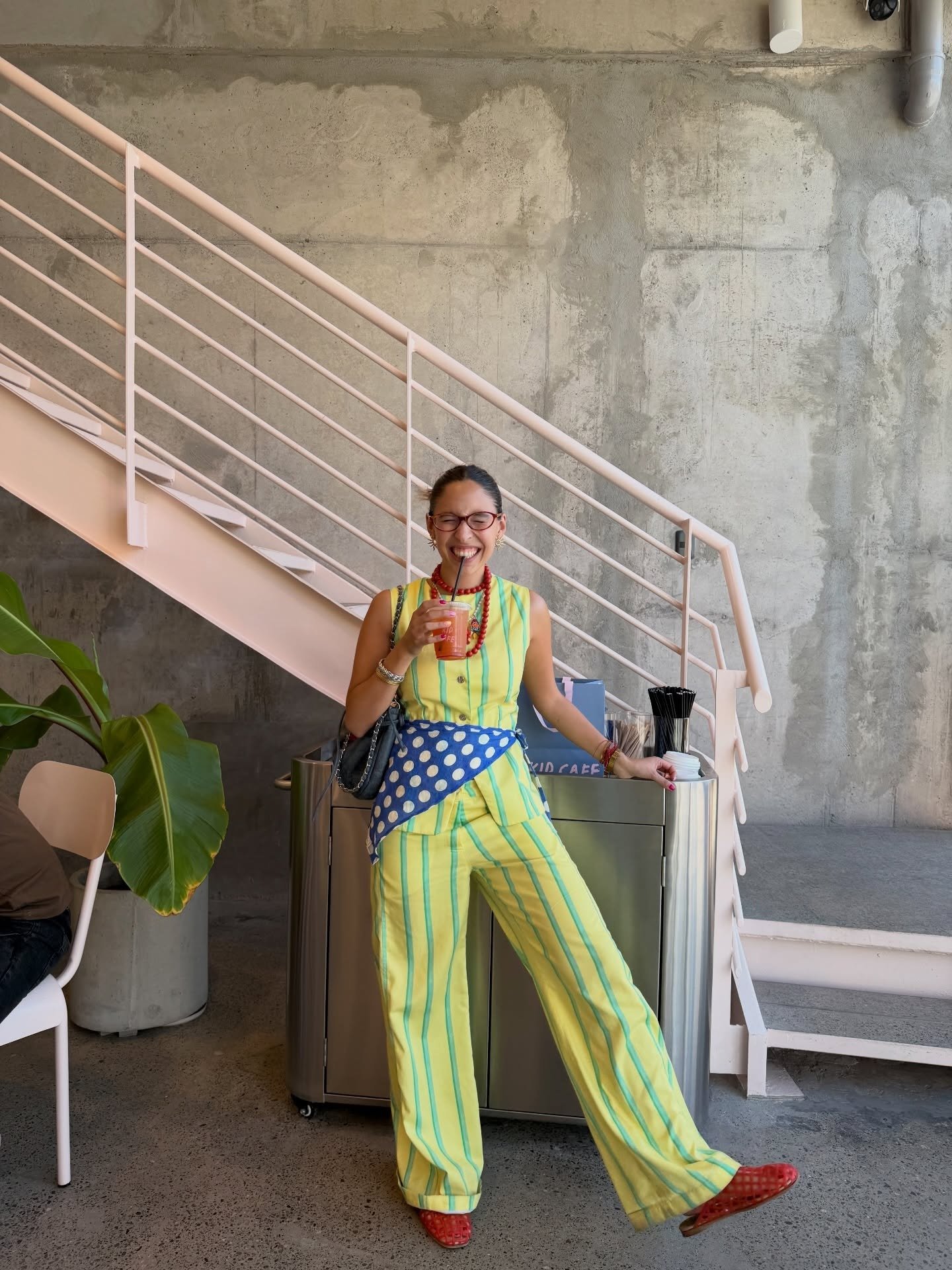 como usar óculos gatinho em look retrô anos 60