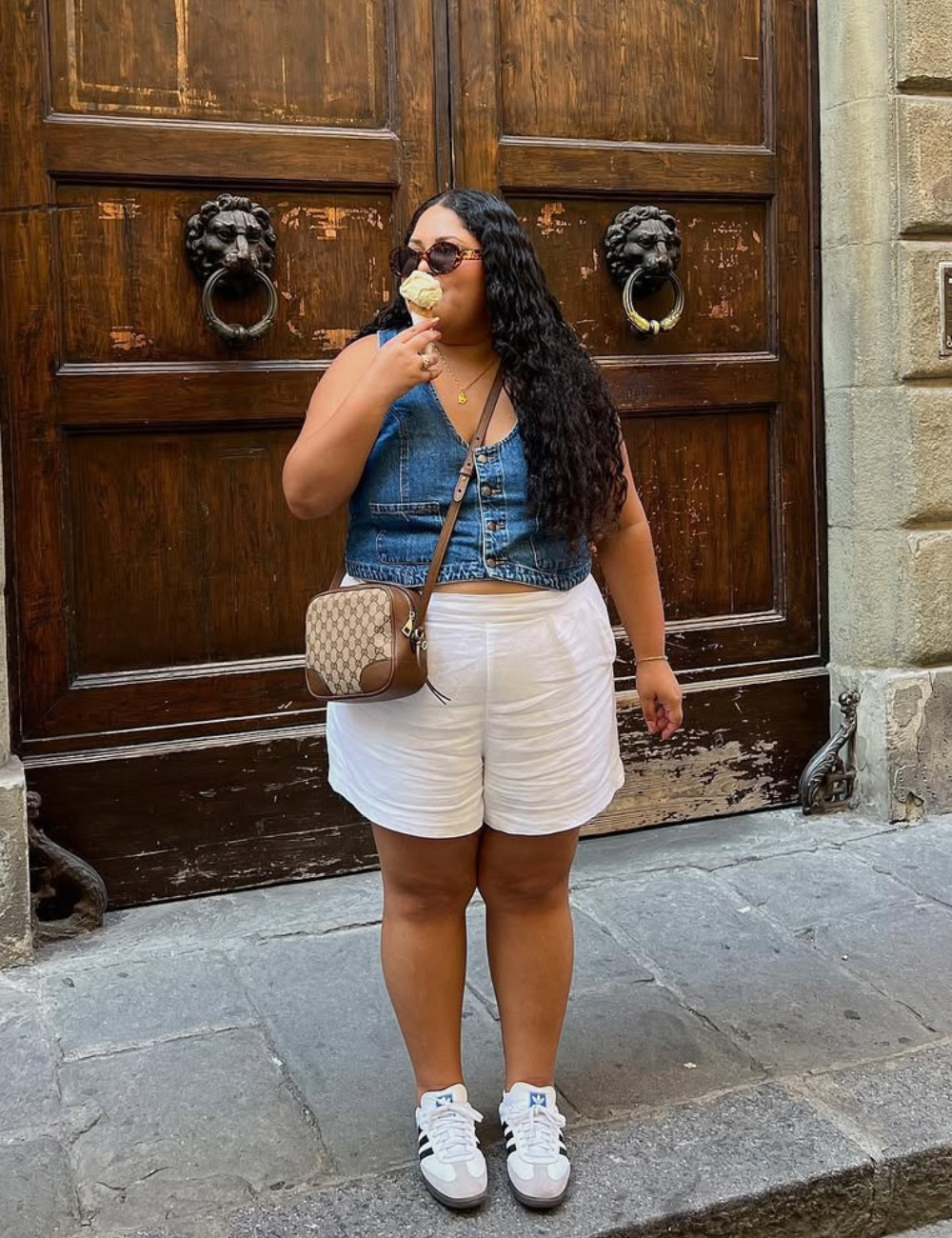 10 looks masculinos com short jeans e tênis para o verão