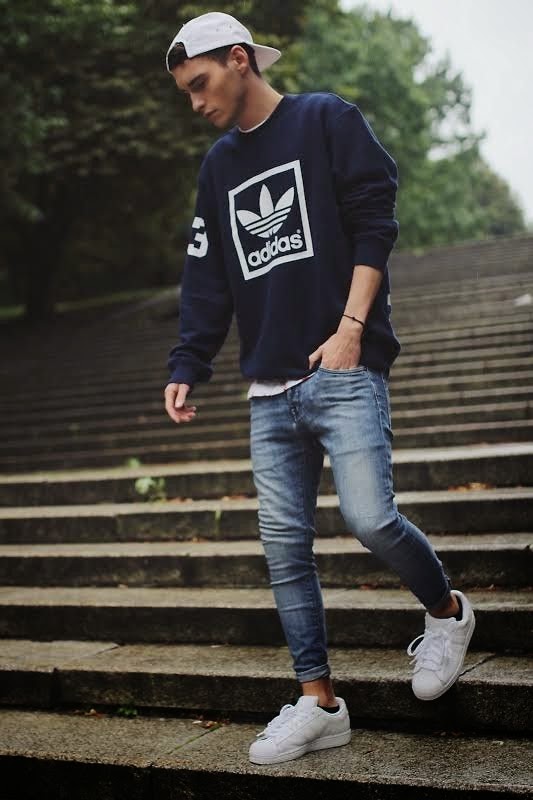 evitar erros ao combinar short jeans e tênis masculino