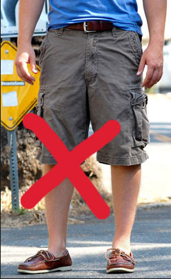 look short jeans e tênis masculino