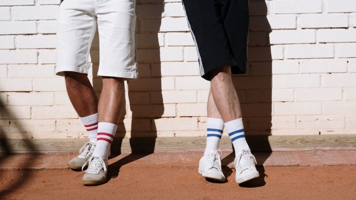 10 looks masculinos com short jeans e tênis para o verão