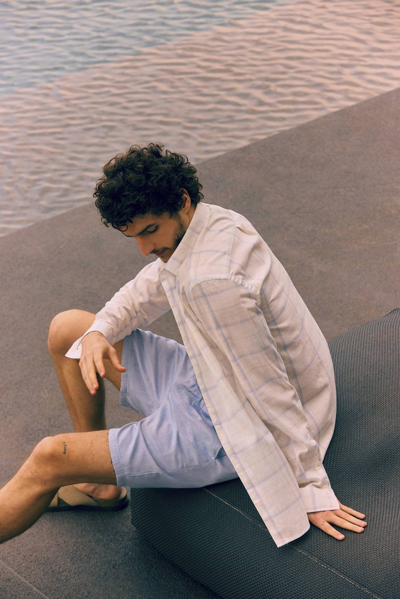 evitar erros ao combinar short jeans e tênis masculino