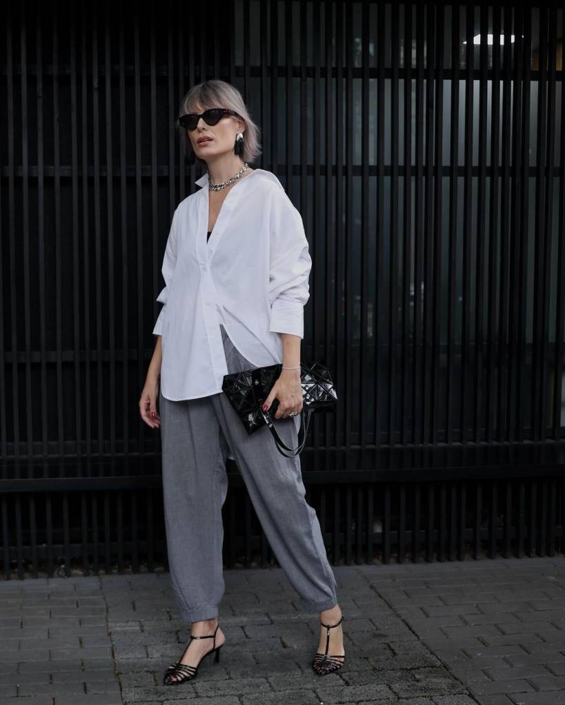 camisa branca jeans slim vs wide leg qual escolher