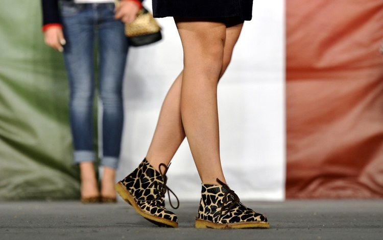 scarpin de oncinha com vestido preto