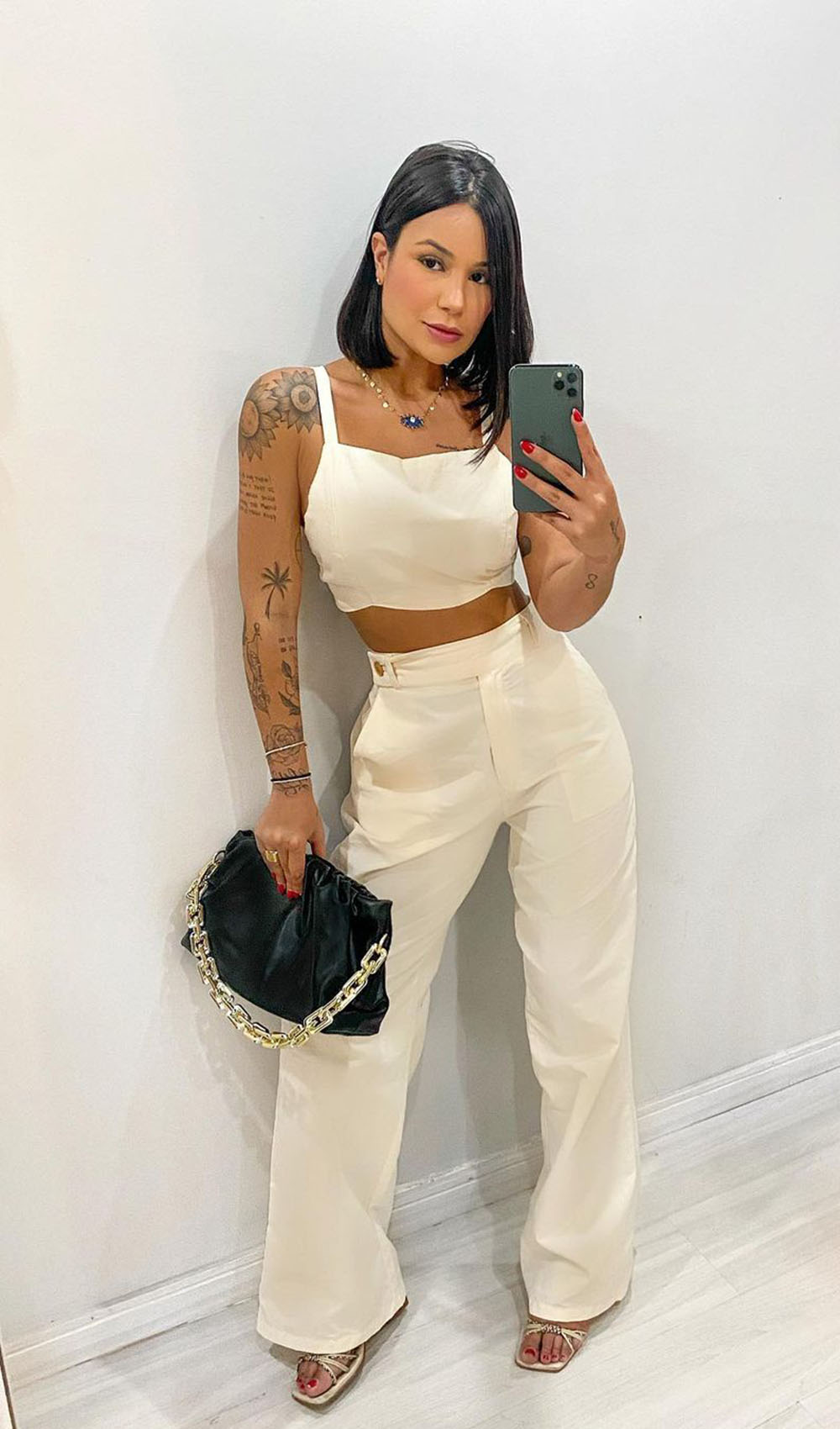 vestido de cetim ou tricô fino para jantar romântico em casa