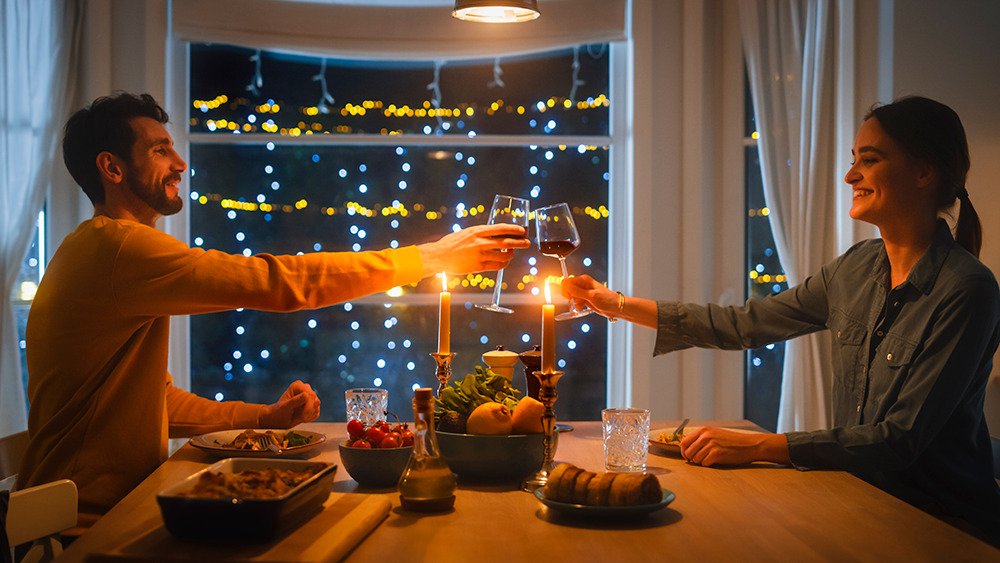 vestido de cetim ou tricô fino para jantar romântico em casa