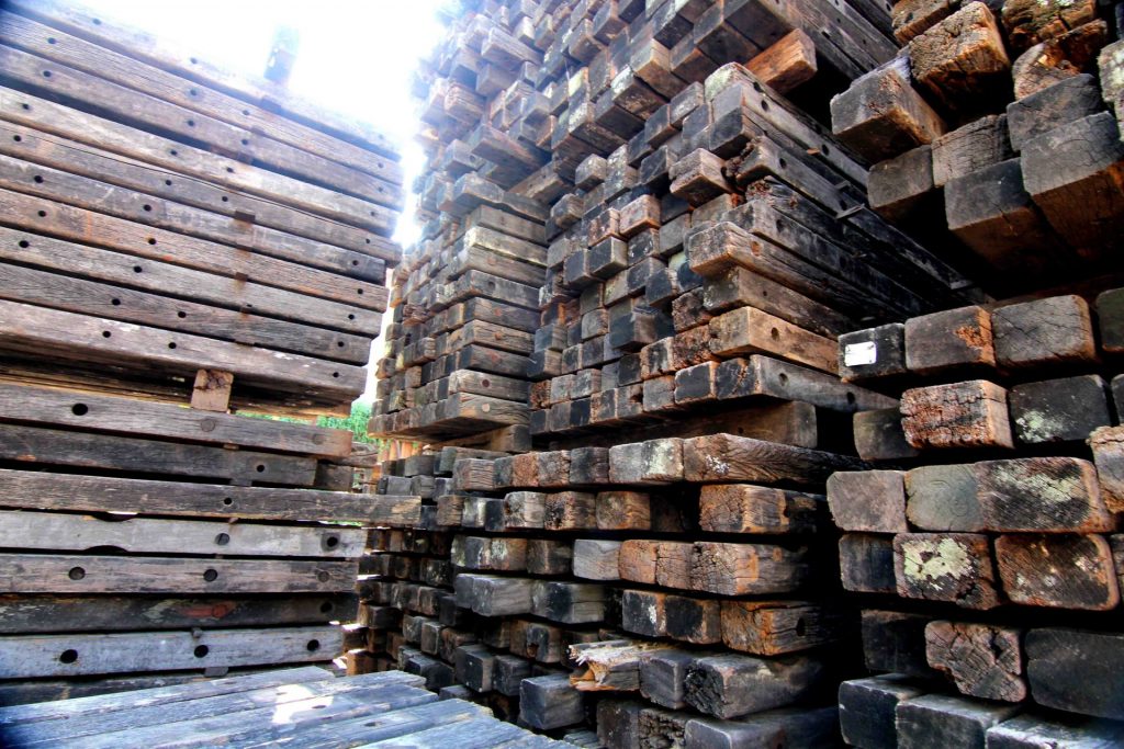 5 dicas para decorar com madeira de demolição