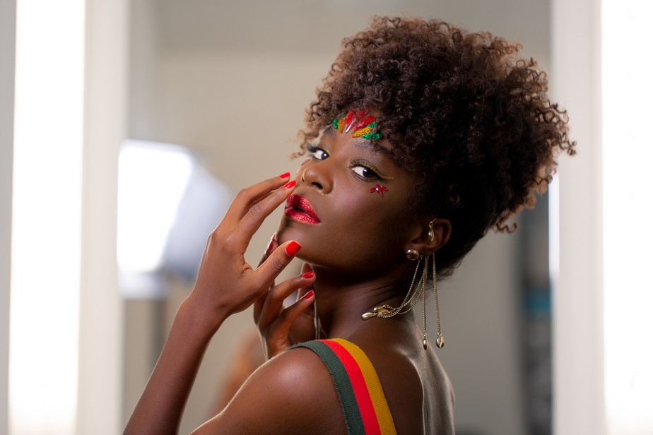 maquiagem barata para pele negra que não craquela