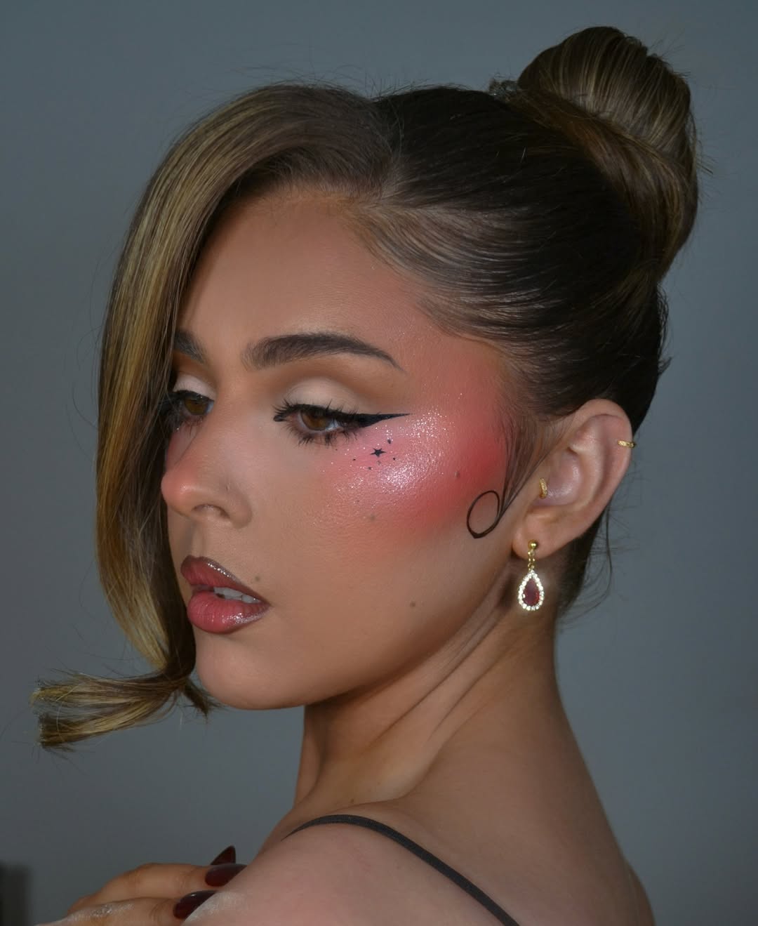 aplicação de blush efeito lifting rosto redondo