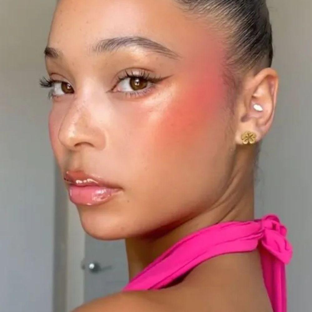 aplicação de blush efeito lifting rosto redondo