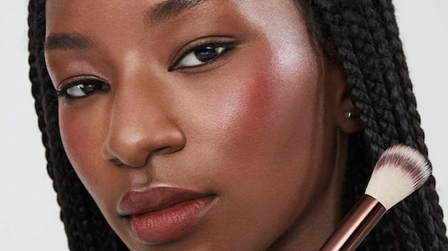 como evitar manchar a pele com blush líquido