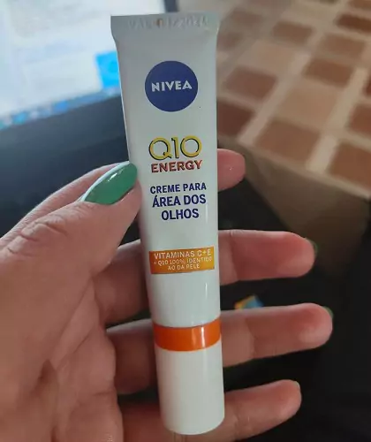 erros comuns ao usar creme para olhos depois dos 40