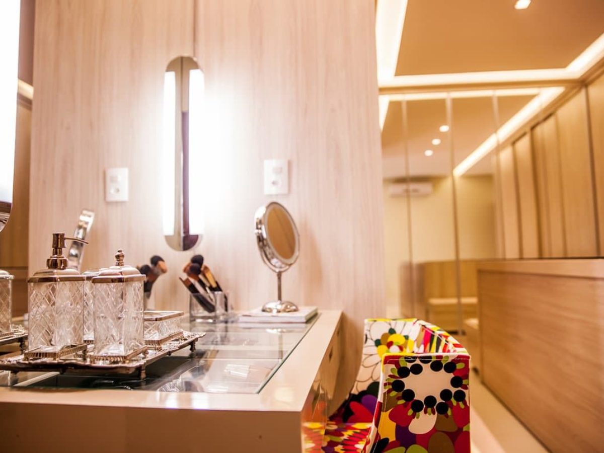 penteadeira suspensa com tampo de vidro para quarto pequeno