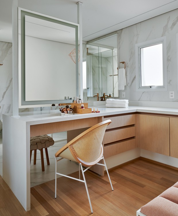 mesa de maquiagem camarim versus suspensa qual a melhor