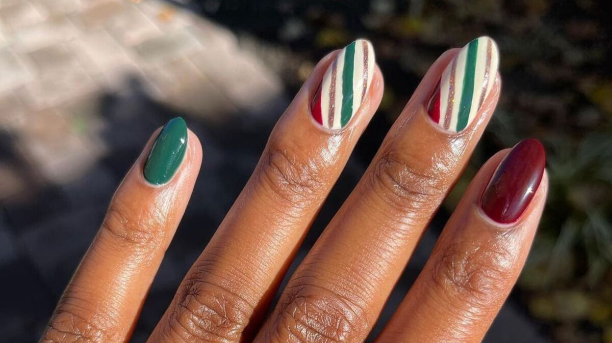 unhas quadradas natalinas com detalhes minimalistas