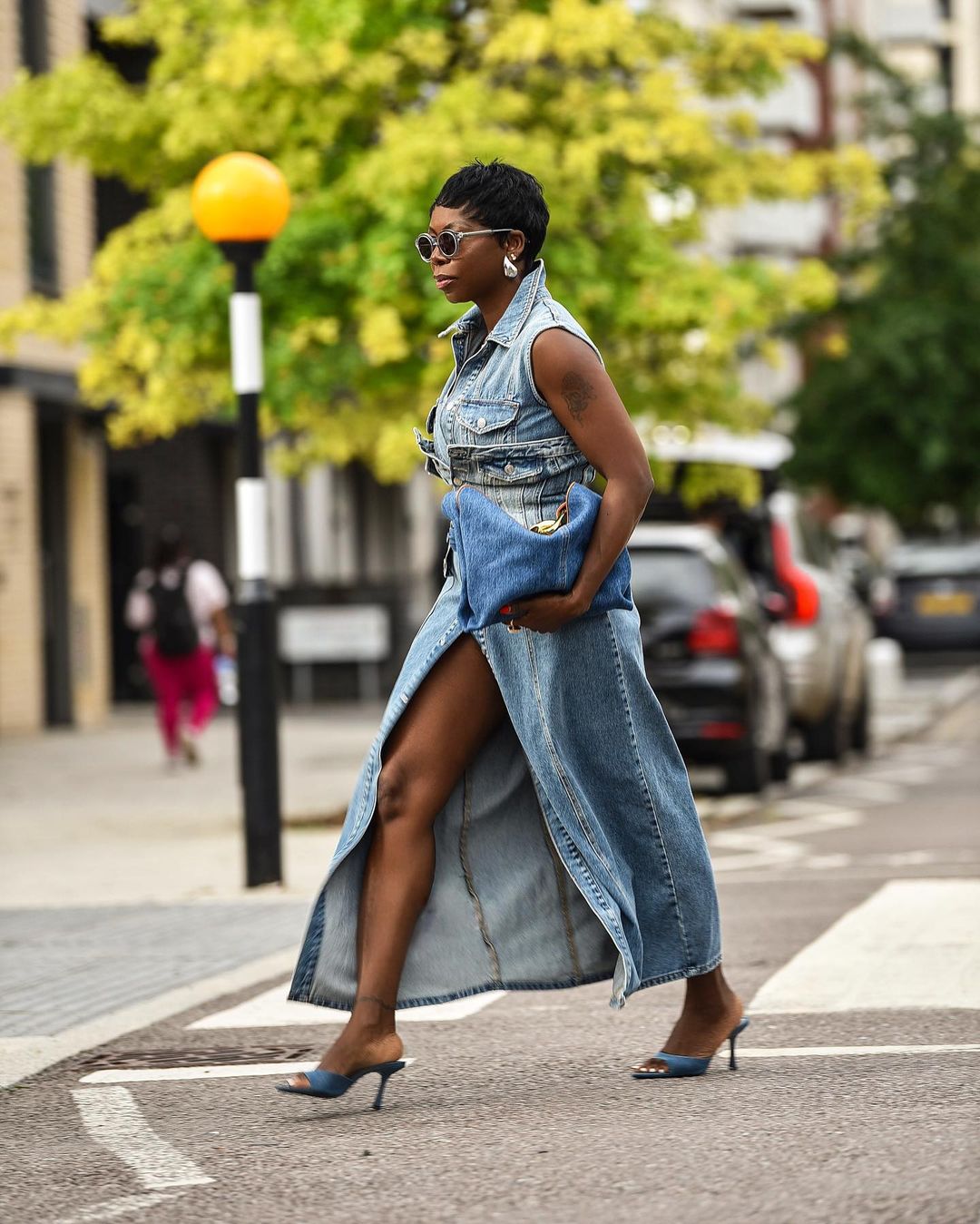 look monocromático com couro e lã