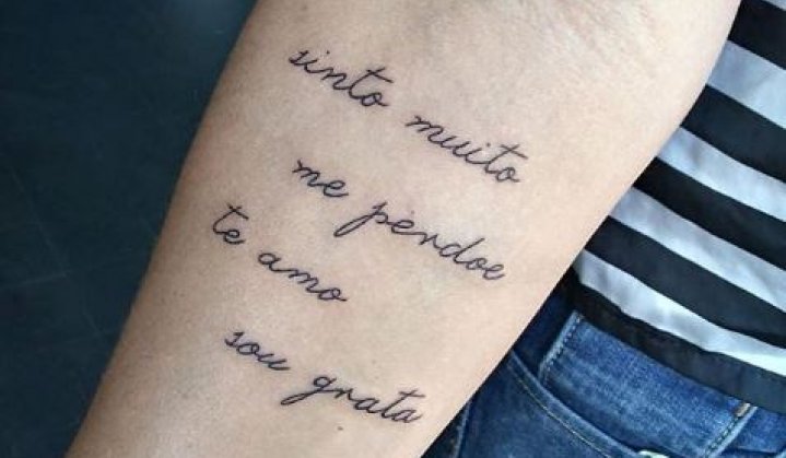 tatuagem nome na costela feminina