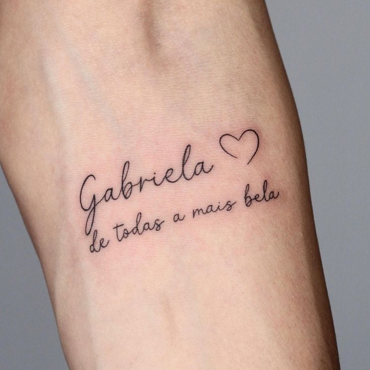 tatuagem nome cursiva ou minimalista