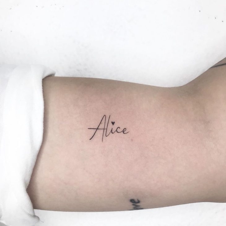 tatuagem nome cursiva ou minimalista
