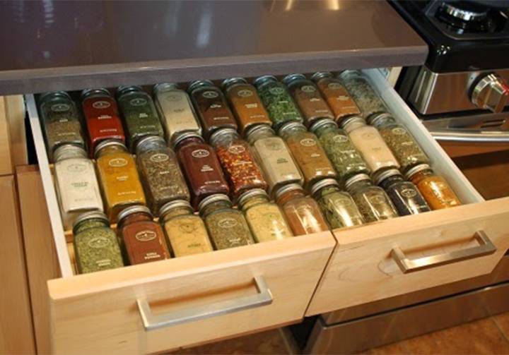 5 tipos de organizadores de temperos para cada espaço da cozinha