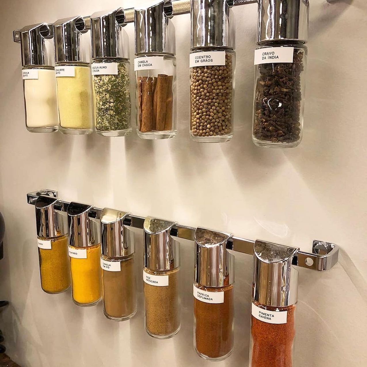 Como usar o espaço vertical para organizar temperos