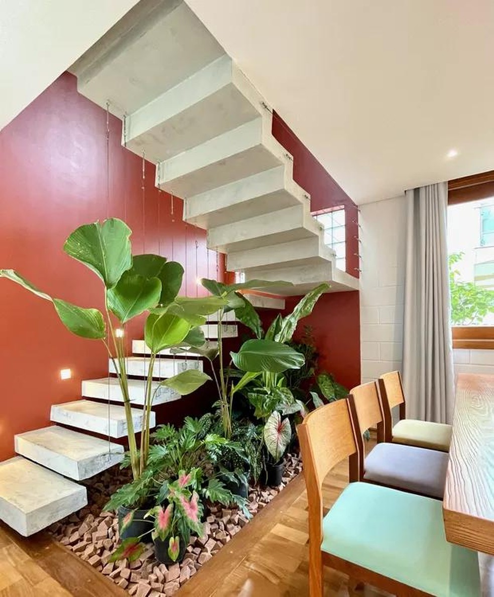 5 Dicas para Iluminar seu Jardim de Inverno Sob a Escada