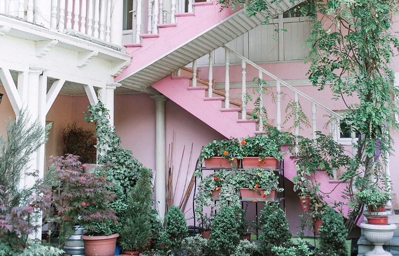 5 Dicas para Iluminar seu Jardim de Inverno Sob a Escada