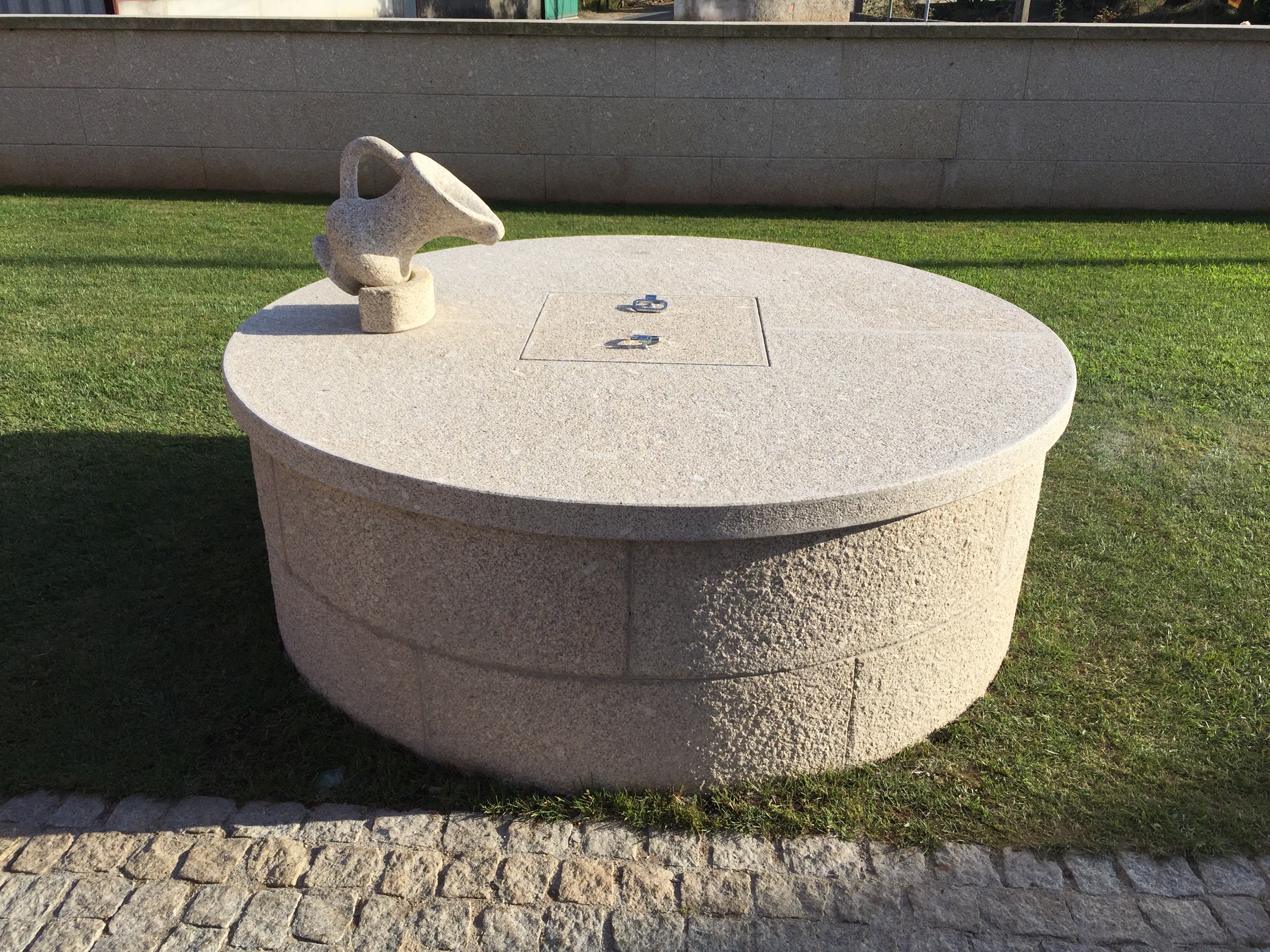 poço de madeira ou pneu para jardim