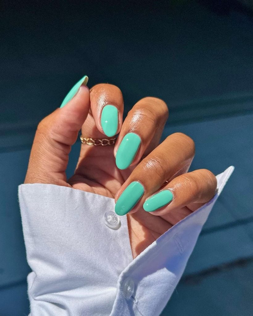 qual a melhor cor de esmalte para usar na praia