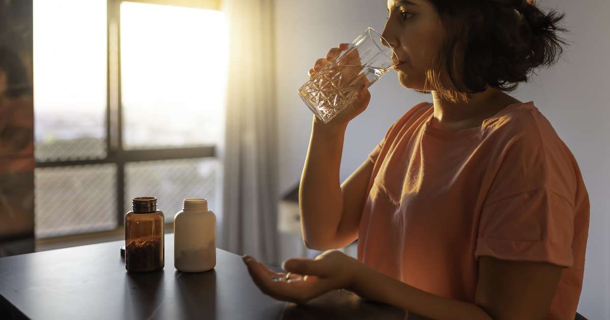 5 ideias de títulos:
1. Vitamina B12: O Guia Completo sobre o Melhor Horário para Tomar.
2. Manhã ou Noite? Descubra o Momento Ideal para Sua Vitamina B12.
3. Vitamina B12 Sublingual vs. Oral: Qual o Melhor Horário e Como Tomar?
4. Evite Erros Comuns: Por Que o Horário de Tomar B12 Importa?
5. Vitamina B12 e Sono: Entenda a Relação e o Impacto do Horário.