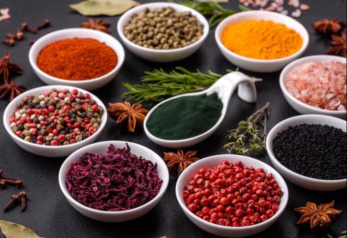 5 temperos em pó essenciais para sua cozinha