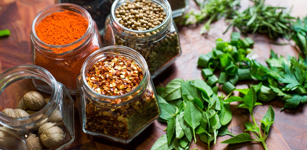 Como combinar ervas frescas e secas