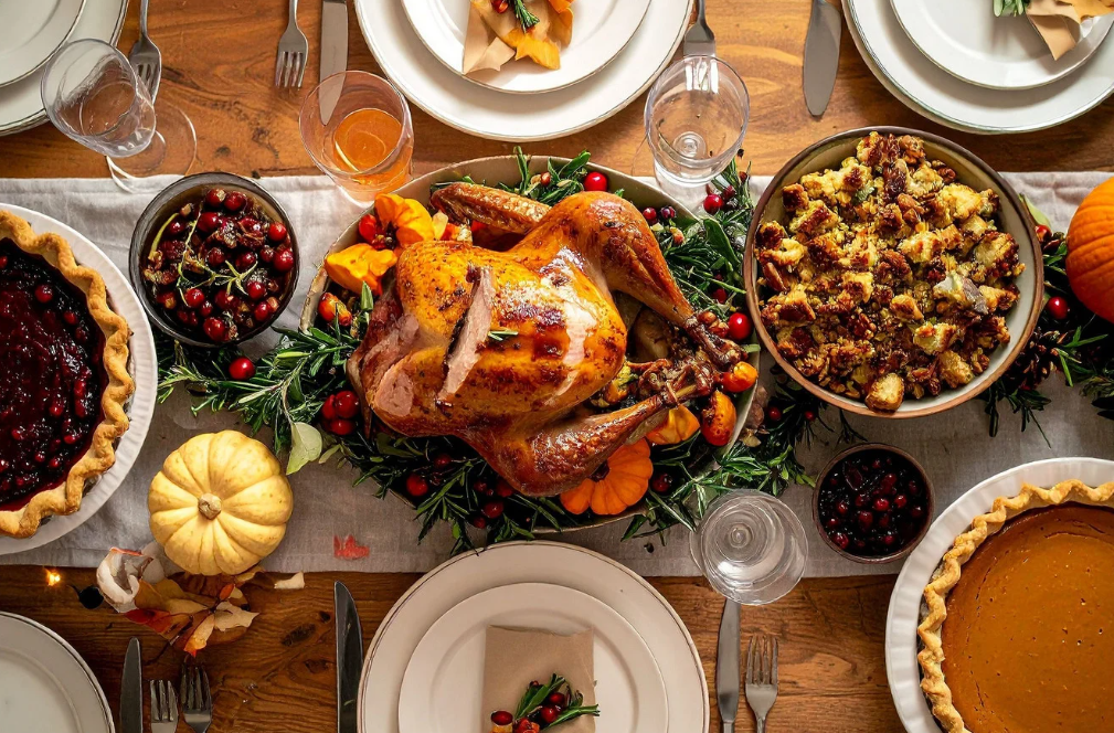 centro de mesa thanksgiving com abóboras e pinhas