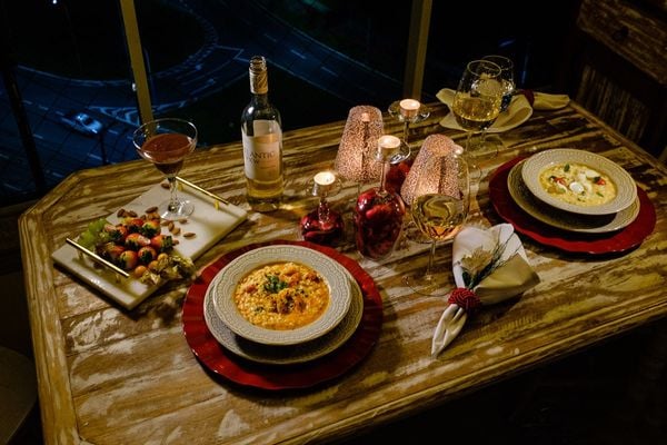 Dicas para criar a playlist ideal para um jantar romântico