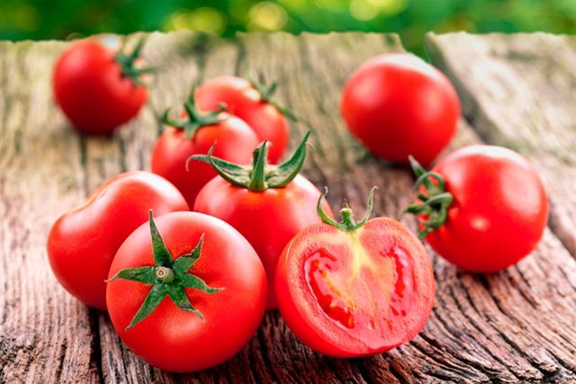 5 ideias de títulos:
1. Tomate: Um Superalimento Rico em Vitaminas e Antioxidantes
2. Descubra os Benefícios Surpreendentes do Tomate para a Saúde
3. Tomate Cru vs. Cozido: Qual a Melhor Forma de Aproveitar seus Nutrientes?
4. Receitas Saudáveis com Tomate para Potencializar sua Imunidade
5. O Poder do Licopeno: Como o Tomate Protege seu Coração