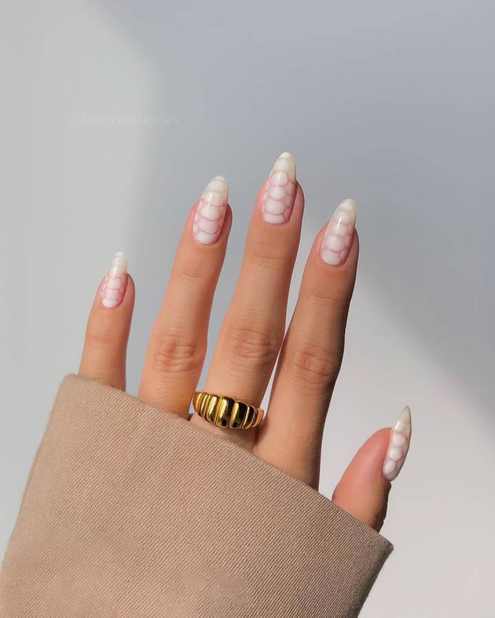 unha branca com cintilante