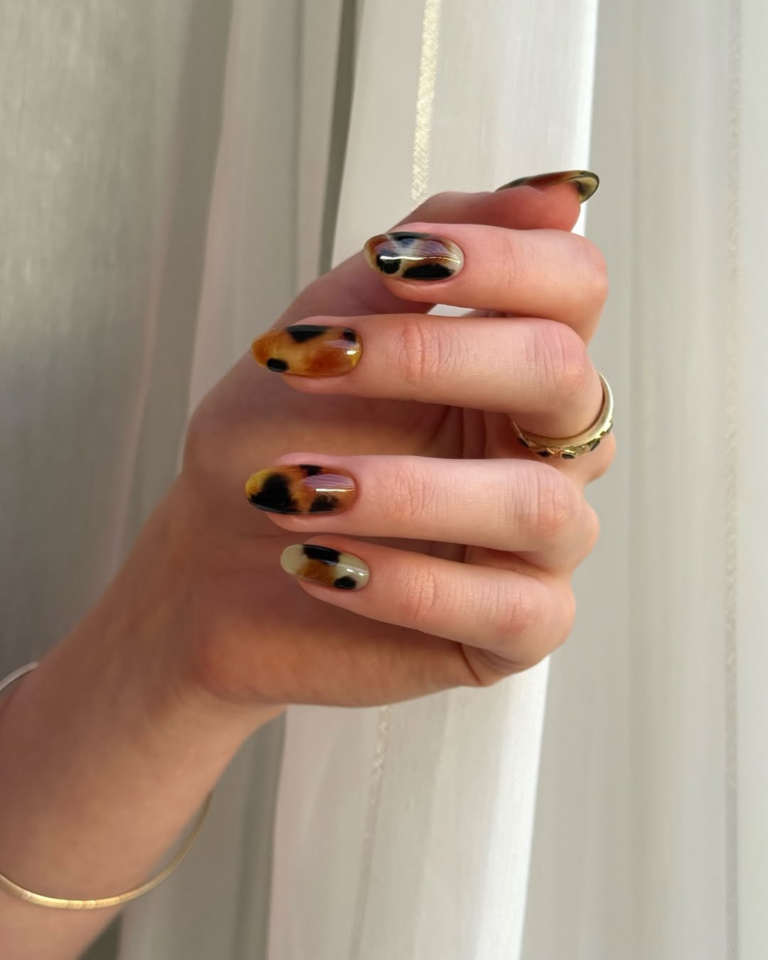 ideias de unhas decoradas marrom para 2025