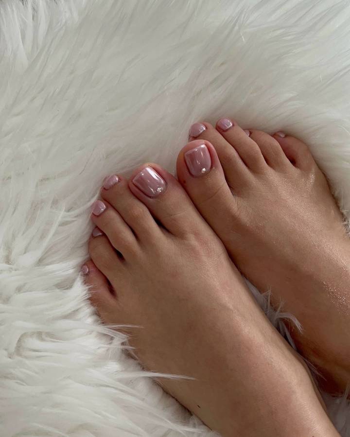 unha decorada 2 dedos com pedraria e nude